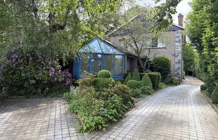 Ruime woning met kantoor en prachtige tuin op toplocatie