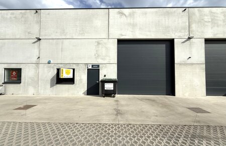 Recente KMO-unit van 234 m² met 2 privatieve parkeerplaatsen