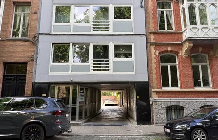 Uitstekend gelegen garagebox nabij Citadelpark en Sint-Pietersstation