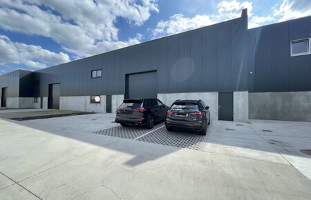 Recente KMO-unit van 369 m² met kantoor, buitenopslag en 2 parkeerplaatsen