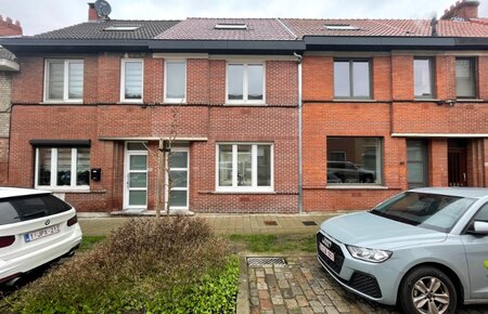 Totaal gerenoveerde woning met terras nabij UZ Gent
