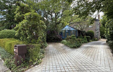 Ruime woning met kantoor en prachtige tuin op toplocatie