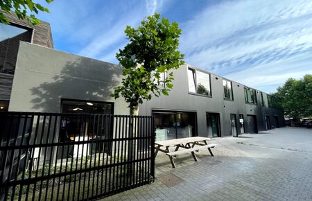 Recent gerenoveerd kantoor met magazijn en 2 privatieve parkeerplaatsen op toplocatie in Melle
