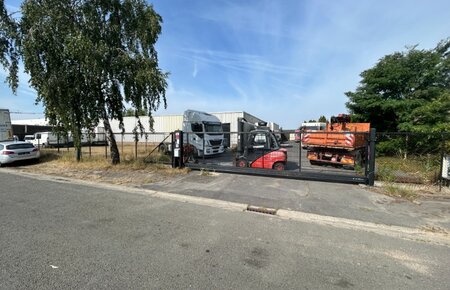 ** VERKOCHT ** - Magazijn van ca. 2.100 m² te koop op perceel van ca. 3.996 m²