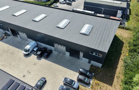 Magazijn van 288 m² +  mezzanine 160 m² en 2 parkeerplaatsen + buitenopslag