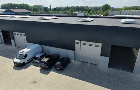 Magazijn/KMO-unit van 262 m² te huur met parkeerplaats