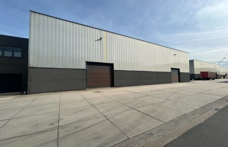 Recent magazijn van 1.062 m² met 2 sectionaalpoorten op toplocatie in Oostakker