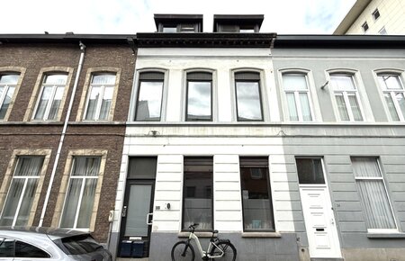 Lichtrijk duplexappartement met terras op wandelafstand van de Markt
