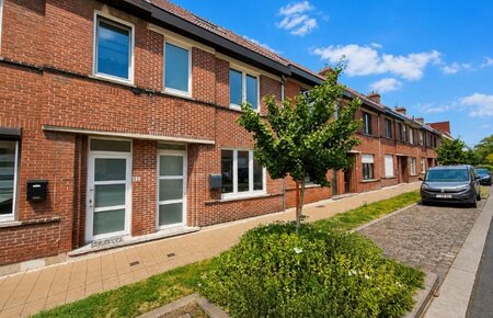 Totaal gerenoveerde woning met zonnig terras nabij UZ Gent