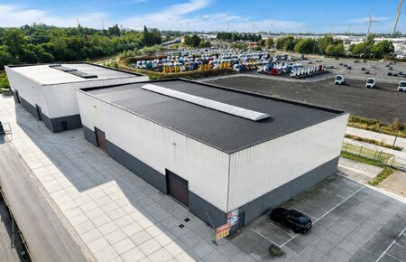 Recent magazijn van 1.062 m² met 2 sectionaalpoorten op toplocatie in Oostakker