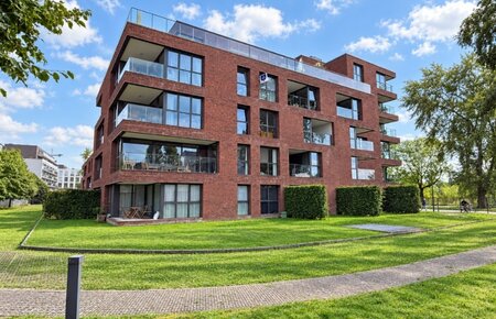 Lichtrijk hoekappartement met terras nabij Watersportbaan
