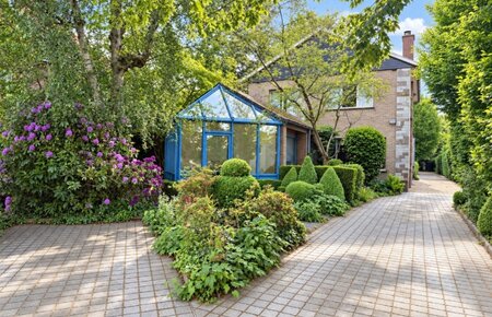 Ruime woning met kantoor en prachtige tuin op toplocatie