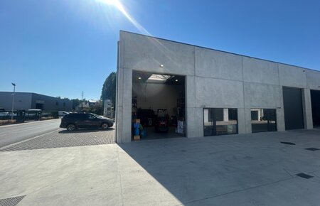 Recent magazijn van 112 m² op toplocatie in Evergem