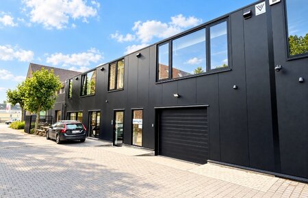 Recent gerenoveerd kantoor met magazijn en 2 privatieve parkeerplaatsen op toplocatie in Melle