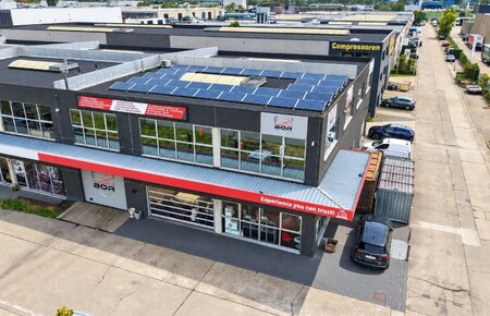 ** COMPROMIS IN OPMAAK ** - Uitstekend KMO-gebouw met Magazijn, Kantoren, en Parkeerfaciliteiten