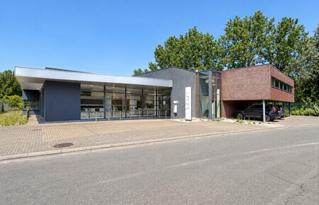 Veelzijdig bedrijfsgebouw langs de Dender met showroom, kantoren & parking
