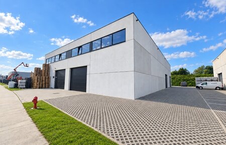 Recente KMO unit (350 m²) met mezzanine (72 m²) + parking