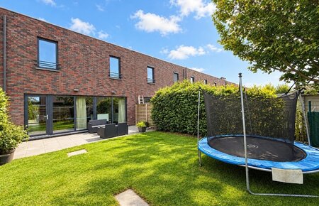 Moderne lage-energiewoning met mooie tuin en garage in een rustige woonwijk
