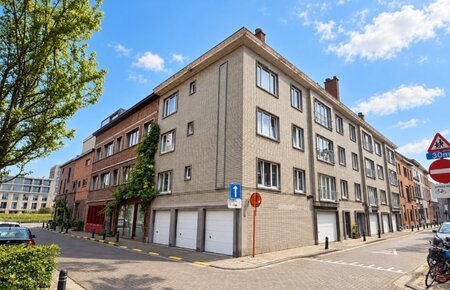 Lichtrijk appartement met terras tussen Dampoort en Sint-Jacobs